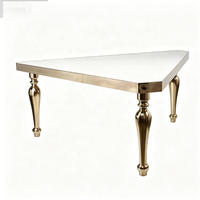 Table de mariage en acier inoxydable doré, forme triangulaire, plateau blanc, pieds tournés, table modulaire pour événements