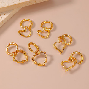 Boucles <span class=keywords><strong>d</strong></span>'oreilles en acier inoxydable plaqué <span class=keywords><strong>or</strong></span> 18 carats, design simple et tendance, mini-cœur mignon, motif géométrique à la mode pour la vente en gros - Product Image 4