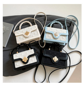 Sac à bandoulière chic en tissu et cuir PU, petit sac à main tendance avec fermeture à rabat pour femmes urbaines - Product Image 2