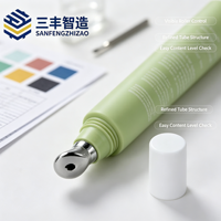 Tube cosmétique vert mat avec applicateur à bille métallique pour sérum contour des yeux et crème anti-âge
