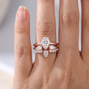 Anello di Fidanzamento Personalizzato in Oro 18K con Diamante Coltivato in Laboratorio Certificato IGI VVS D, Set di Anelli Nuziali per Coppia - Product Image 1