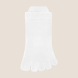 Chaussettes en coton de haute qualité de couleur unie pour filles avec 5 orteils Chaussettes à cinq doigts avec logo personnalisé pour femmes - Product Image 4