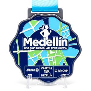 Medalla de carrera Medellín 15K de aleación de zinc fundido a presión con mapa de la ciudad en forma de flor y silueta de corredor, esmalte suave, premio personalizado para finalistas - Product Image 1