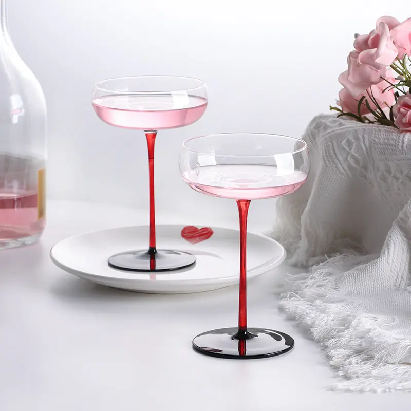 Copa de cóctel de fondo rojo y negro de cristal, Copa alta de champán, copa de Martini con personalidad creativa