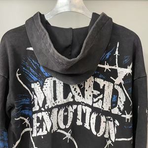 Felpa con Cappuccio Oversize da Uomo in Cotone 100% con Zip e Stampa Grafica 'Mixed Emotion', Giacca Streetwear Nera con Stampa Maschera Antigas e Filo Spinato - Product Image 6