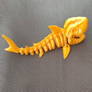 Modelo de tiburón impreso en 3D con articulaciones completamente articuladas, lo que permite movimiento libre y poses; un regalo artesanal de plástico. - Product Image 6