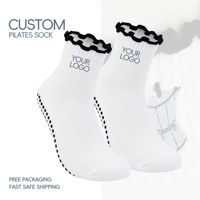 Chaussettes en tricot avec logo personnalisé pour femmes antidérapantes Gym Fitness broderie logo froufrous à volants poignée Yoga Pilates