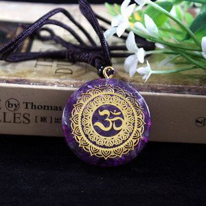 Collier pendentif en résine cristalline, améthyste, violet, rose, motif de fleurs rondes, design géométrique, bijoux cadeau unisexe - Product Image 1