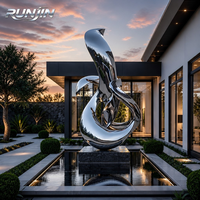 Sculpture d'art métallique abstraite en ruban en acier inoxydable poli miroir, pour villas de luxe et aménagements paysagers, fabrication sur mesure