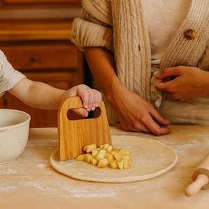 Grattoir à pâte en bambou naturel avec marques de mesure pour la découpe et la mesure de la pâte - Product Image 2