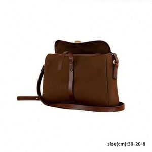 Sac à bandoulière tendance pour femme en cuir végétalien imperméable avec fermeture éclair et doublure en polyester - Product Image 4