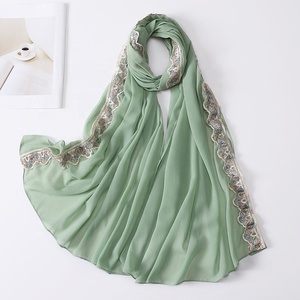 Vente de gros Zifeng OEM LLenco Verao Mulheres Hijab musulman en mousseline de soie en dentelle unie - Product Image 5
