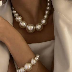 قلادة لؤلؤ هندسي بتصميم بسيط وأطلية ، مجوهرات جذابة جريئة للنساء ، قلادة ضيقة مطرزة بالخرز على الموضة - Product Image 1