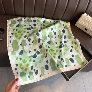 Écharpe en satin imprimé léopard pour femme, effet <span class=keywords><strong>soie</strong></span>, carrée, légère, pour le cou, motif abstrait, 27 pouces, OEM/ODM - Product Image 2