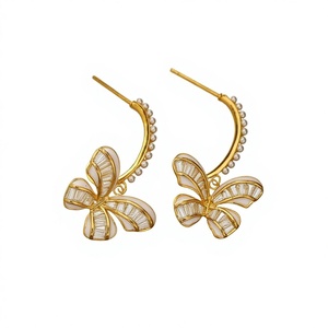Boucles d'oreilles clous tendance et luxueuses en zircon blanc, plaquées or 18 carats, cadeau pour femme, motif géométrique polyvalent et exquis, élégant - Product Image 1