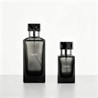Diffuseur de parfum à bâtonnets compatible, design cube carré personnalisable, en verre transparent de haute qualité, avec pompe pulvérisatrice lisse et bouchon de sécurité.