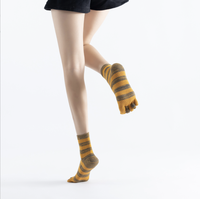 Chaussettes de yoga à cinq doigts rayées personnalisées pour femmes, design unique des orteils imprimés, antidérapantes avec points en silicone, chaussettes de pilates et de barre.