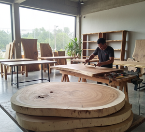 Plateau en bois de suar de qualité supérieure, mettant en valeur les motifs naturels des graines du bois, les bords naturels et une structure robuste pour les intérieurs personnalisés. - Product Image 4