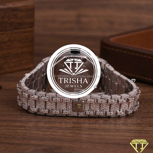 Reloj de Diamantes Moissanite con Esfera Redonda Personalizado, Piedras Brillantes con Claridad VVS, Diseño de Lujo Totalmente Cubierto de Diamantes, al Mejor Precio - Product Image 5