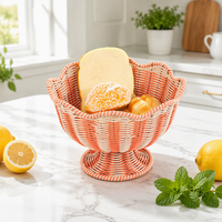 Geïndividualiseerde gegolfde PP rotan fruitkom met voet, decoratieve fruitmand voor aanrecht, snack- en snoepdisplaykom