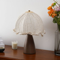Lampe de table américaine en céramique de style européen, confortable et romantique, avec abat-jour en tissu, ampoule tricolore torsadée, design luxueux ; Lampe;