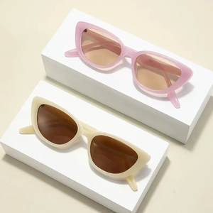 2024แว่นกันแดดพลาสติกน่ารักเรียบง่ายสไตล์เกาหลีสำหรับผู้ชายแว่นกันแดดทรงสี่เหลี่ยมย้อนยุค - Product Image 1