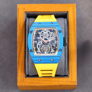 Reloj de pulsera de fibra de carbono con diseño de esqueleto en forma de barril, estilo hip-hop, azul y amarillo, para jóvenes, con correa de caucho amarilla cómoda - Product Image 1