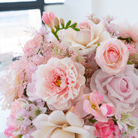 Boule de fleurs artificielles roses et violettes hautement réalistes pour centre de table de mariage, idéale pour la décoration d'événements à domicile (vente en gros)