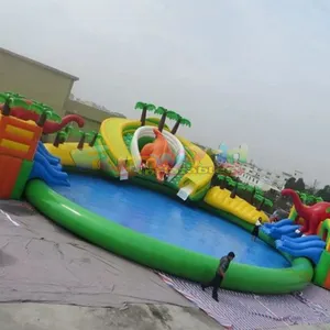 Grandi adulti all'aperto per bambini giocano a ostacoli galleggiante attrezzature ricreative parco acquatico gonfiabile con piscina