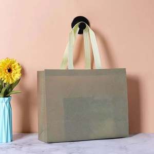 Sacs de courses en toile non tissée enduite imperméable bleu foncé personnalisés, réutilisables et écologiques, disponibles en gros - Product Image 2