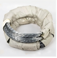 Fil plat en acier inoxydable pour clôture barbelée, bobine de protection en PVC, barbelés estampés, dureté et tranchant constants