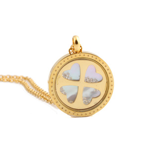 Collar con Colgante de Trébol Redondo Dorado con Corazones de Diamantes de 22MM, Cadena de Acero Inoxidable para Uso Diario - Product Image 3