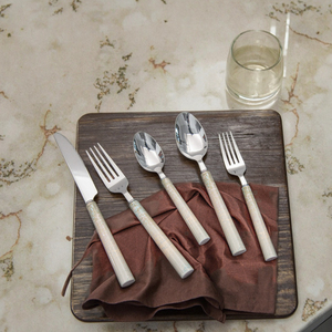 Juego de cubiertos de acero inoxidable para comedor elegante, artículos esenciales de plástico texturizado blanco claro y verde pálido para un estilo de vida refinado - Product Image 2