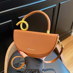 Bolsa de mano redonda de mimbre trenzado de lujo con asa de hombro, accesorio femenino, bolsa tote hecha a mano por proveedor de - Product Image 1