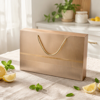 Sac cadeau en papier avec bande dorée personnalisée, poignée en corde de papier torsadée, sac de shopping en papier de luxe pour l'emballage de coffrets cadeaux cosmétiques