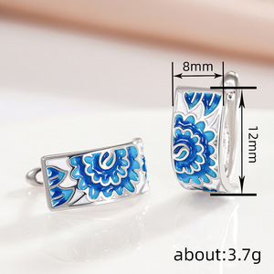 Orecchini a Cerchio Floreali Smaltati con Sfumature, Anello a Fiore Elegante e Fresco, Gioielli da Donna - Product Image 3