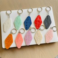 Porte-clés en plastique en forme de diamant pour motel, porte-clés en acrylique ondulé coloré personnalisé avec logo pour hôtel