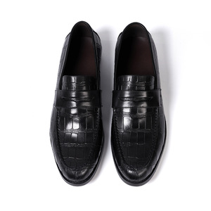 Mocasines de Cuero Genuino de Alta Gama para Hombre con Grabado de Patrón de Piedras, Zapatos Formales de Negocios para Hombre en Negro y Borgoña - Product Image 1