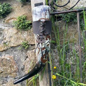 Soporte para Cuerno Vikingo Hecho a Mano, Ecológico, de la Mejor Calidad, Forma Natural, Cuerno de Búfalo, Diseño Moderno - Product Image 1