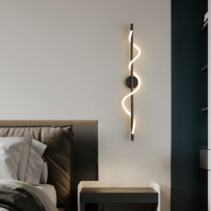 Applique murale moderne minimaliste tout en cuivre à ligne unique avec motif torsadé pour salon ou chambre à coucher, design italien nordique noir - Product Image 5