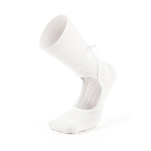 Chaussettes en coton antibactériennes antidérapantes absorbant la transpiration pour le yoga et le Pilates, avec détail ruban et empeigne exposée - Product Image 4