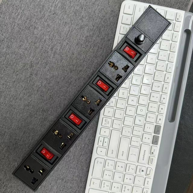 Factory Price Universal Standard Socket Power PDU Controller 4 AC Outlet Metered PDU with 13A Rated Current Aluminum Material