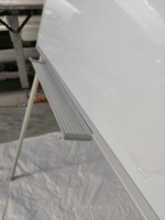 Tableau blanc magnétique portable effaçable à sec avec cadre en aluminium, pieds trépieds en fer peint, certifié CE, type tableau de conférence réglable en hauteur