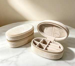 Boîte en velours blanc crème faite à la main haut de gamme avec paillettes, fermeture magnétique dorée, plusieurs compartiments, doublure en velours, petite forme ovale, élégante - Product Image 3