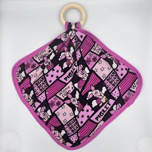 Khăn tắm mềm mại bằng tre in hình hoạt hình, chất liệu vải tre, hộp quà bí ẩn dễ thương kèm móc treo gỗ - Product Image 2