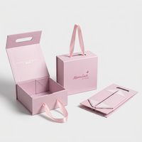 Boîte cadeau rigide en carton violet haut de gamme personnalisée avec gaufrage, fermeture magnétique et poignée en ruban