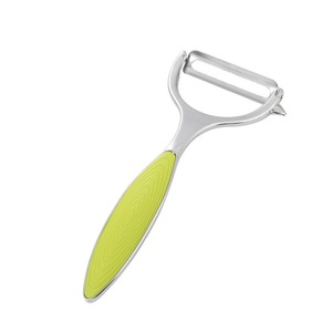 Pelador de acero inoxidable con mango negro para pelar frutas y verduras - Product Image 5