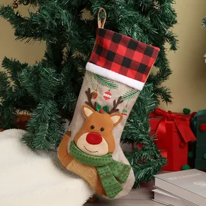 Chaussette de Noël personnalisée en tissu écossais à carreaux brodée, motif renne et pain d'épices, pour décoration de ferme - Product Image 2