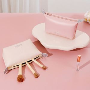กระเป๋าเครื่องสำอาง PU กันน้ำขนาดใหญ่แบบขายส่ง ดีไซน์ซิปทรงเกี๊ยว สีลูกกวาด สำหรับสาวๆ - Product Image 2