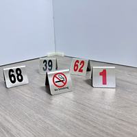 Panneau numérique en acier inoxydable poli en forme de tente pour numéros de table de restaurant/hôtel, affichage de numéros d'appel/file d'attente par sérigraphie